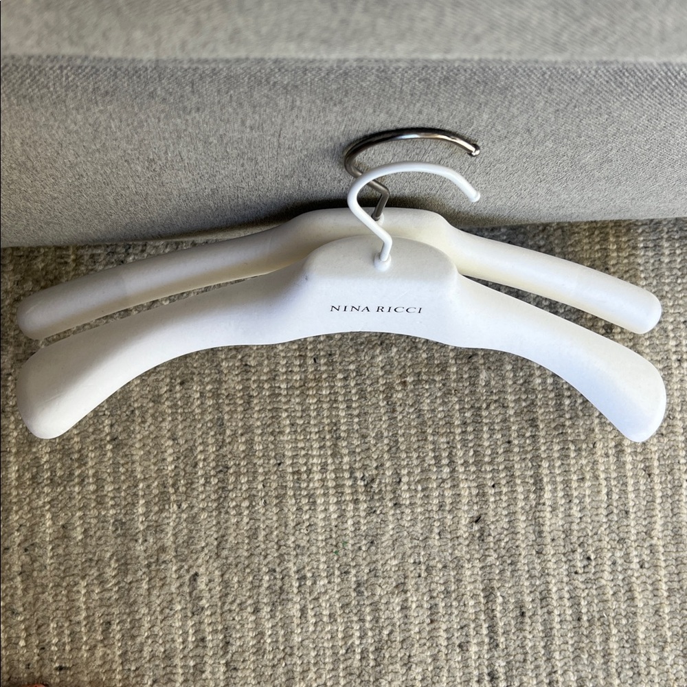 Nina Ricci white velvet clothes hangers (set of 2) - Picture 3 of 5
